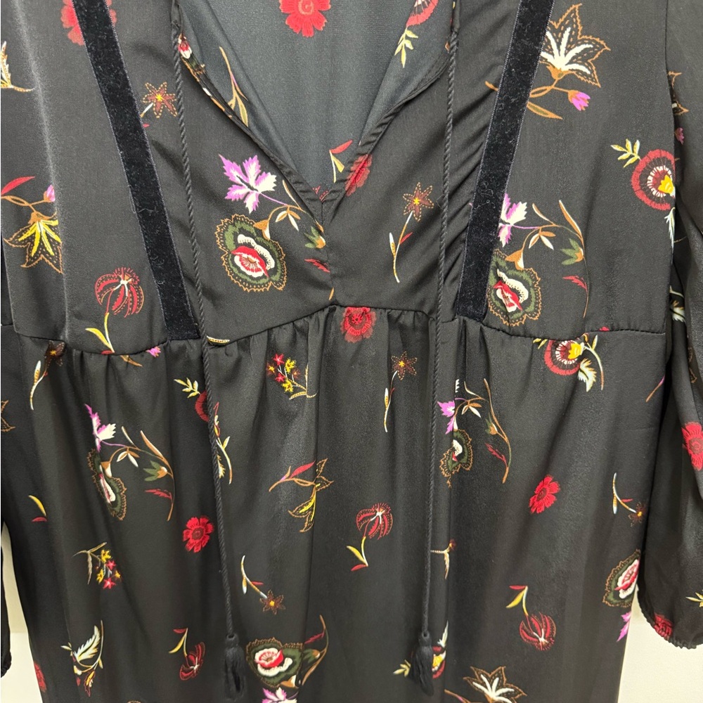 Floral Black Dress with V-Neck - Picture 6 of 9